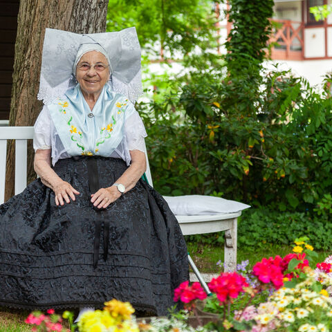 Marga Morgenstern in Kirchgangstracht ©Peter Becker