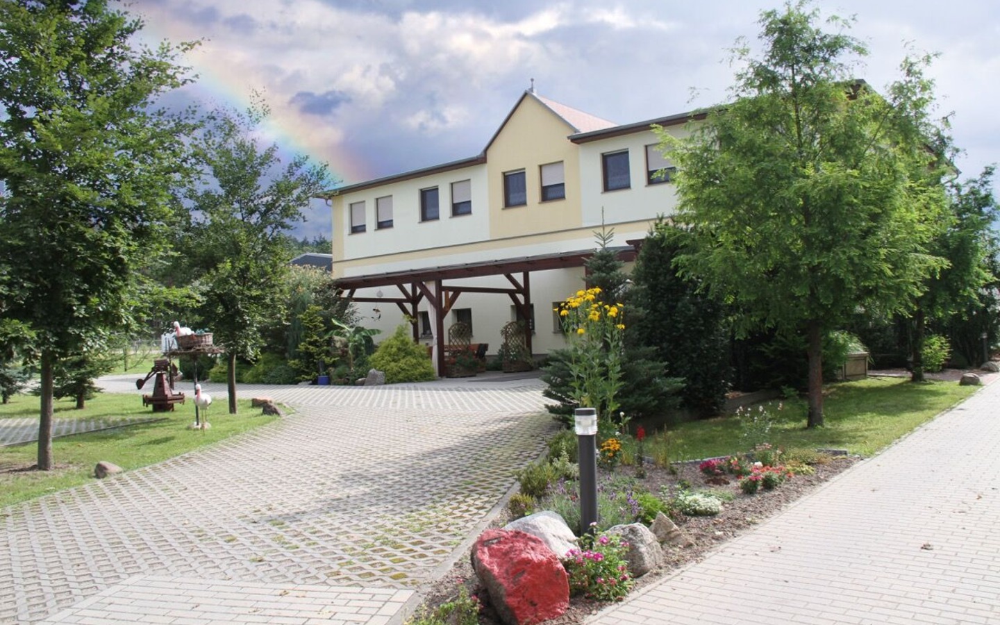 Außenansicht mit Terrasse