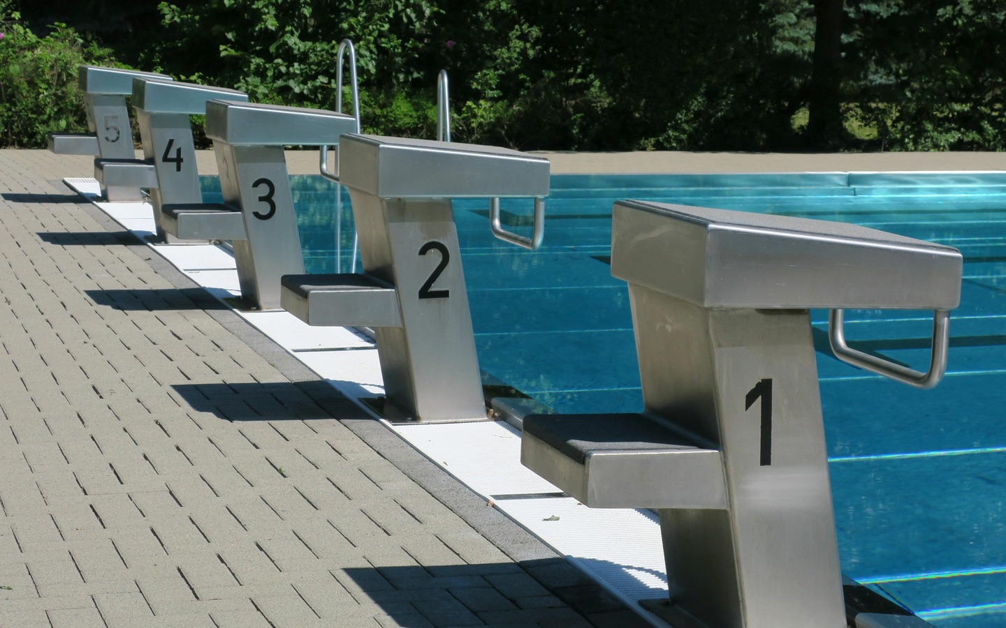 Die Startblöcke am Schwimmerbecken., Foto: Jan Hornhauer, Lizenz: Stadt Calau