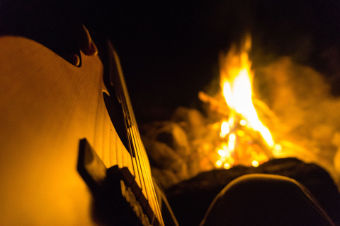 Musik am Lagerfeuer, Foto: Adobe Stock, Lizenz: Amt Burg (Spreewald)