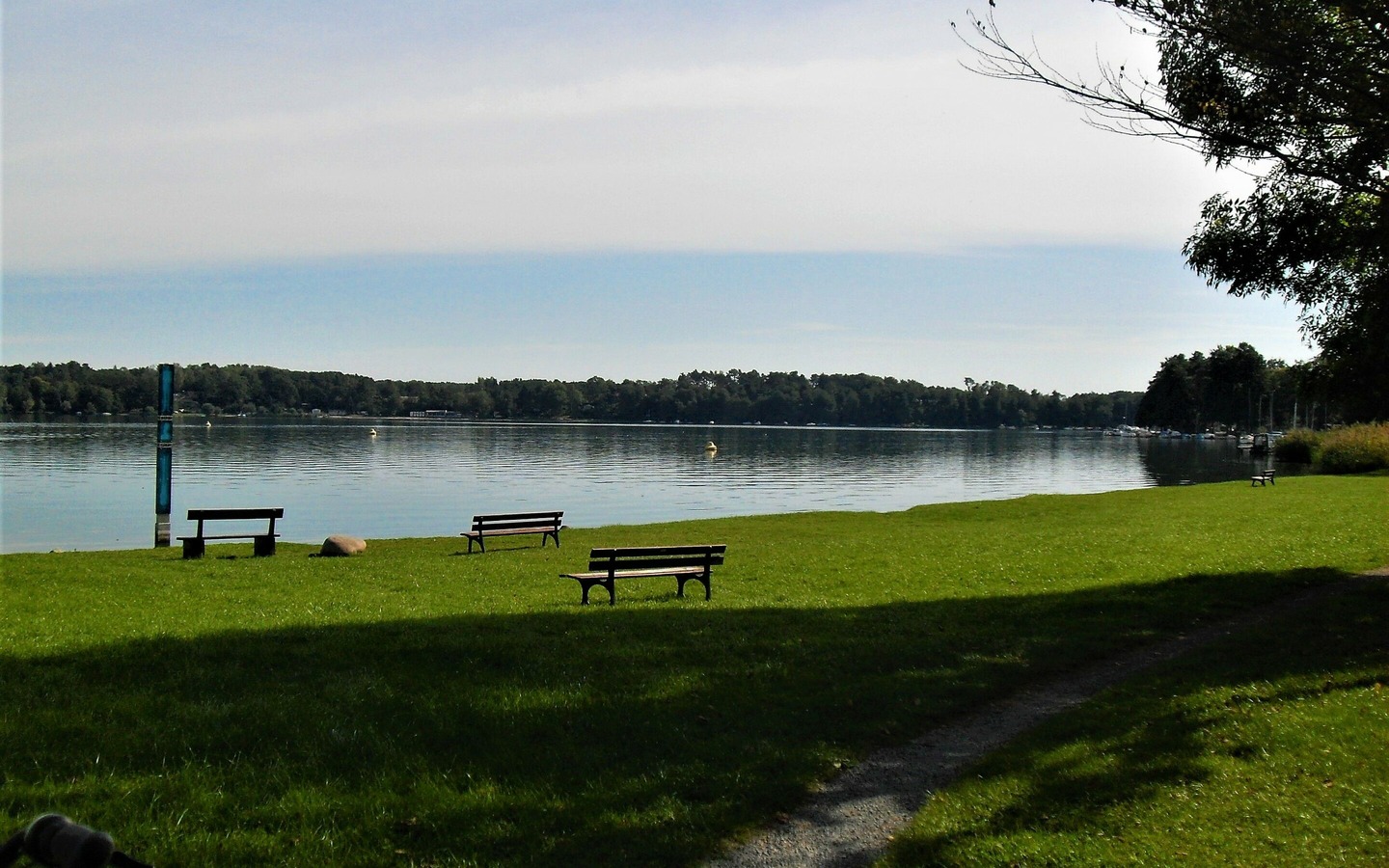 Gedenkstele, Ligewiese und Sitzbänke mit dem Blick auf den Schwielochsee, Foto: TEG